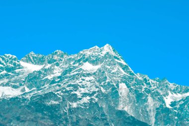 Yumthang Vadisi ya da Sikkim Vadisi, Hindistan 'ın kuzeyindeki Himalaya dağları tarafından çevrelenmiş yuvarlanan çayırlar üzerinde bir doğa sığınağıdır. Gangtok 'tan Lachung' a ünlü gezi merkezi.