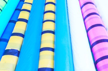 PVC kağıdından pürüzsüz yuvarlak bir silindir. Dekoratif element nesnesinin kusursuz renksiz soyut desen tasarımı. Arkaplan, arkaplan, doku veya dekorasyon konsepti. Stüdyo çekimi, kapat..