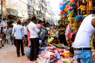 Burrabazar, Kolkata, Hindistan Mayıs 2017: Bir satıcı sokak pazarında plastik eşyalar satıyor. Burrabazar (Bara Bazaar), Hindistan 'daki en büyük toptan satış pazarı olan polimerler için bir pazardır..