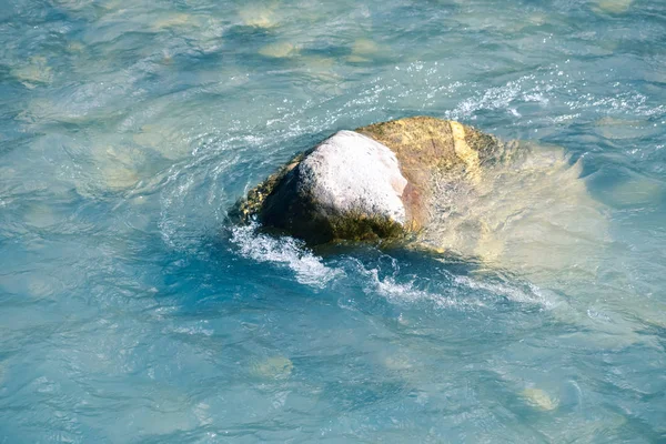 Tranquil Παράκτια Κύματα Κυλούν Και Πιτσιλιές Στο Βράχο Της Ακτής — Φωτογραφία Αρχείου