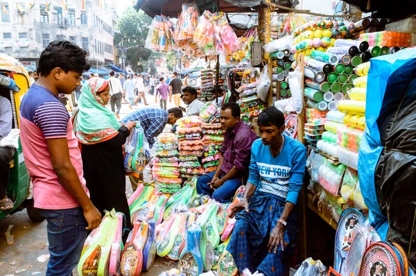 Burrabazar Calcutta India Maggio 2017 Venditore Sta Vendendo Oggetti Plastica — Foto Stock