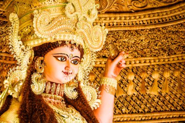 Chandannagar, Batı Bengal, Hindistan - 16 Kasım 2018: Maa Jagadhatri İdol.Çok iyi dekore edilmiş. Ünlü bir tapınaktan kaçırıldı. Chandannagar dini festivali Hindu halkı tarafından kutlanıyor..