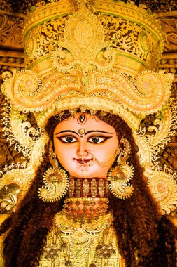 Chandannagar, Batı Bengal, Hindistan - 16 Kasım 2018: Jagadhatri Puja kutlamaları sırasında Hindu Tanrıça Jagadhatri Idol 'un Portresi. Kapatın. Ağır süslemelerle süslü bir tanrıça idolü..