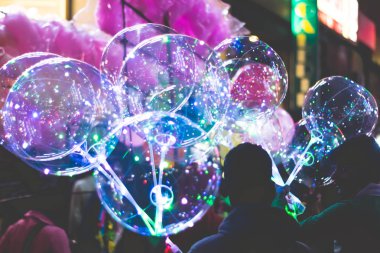 Bulanık yüzey kabarcıkları. Noel geçmisi. Odaklanmamış renkli ışıklar. Yuvarlak bokeh ışıltılı ışıltılı ışıklar arka plan. Mutlu yıllar konsepti