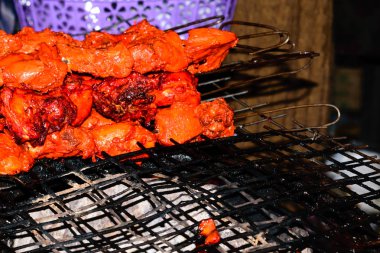 Kömürün üstünde ızgarada şiş kebap hazırlığı. Barbekü ızgarasında biftek. Asya Avrupa 'da popüler olan marine edilmiş (kuzudan yapılmış) Shashlik