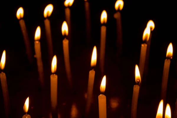 Πολλά Χριστουγεννιάτικα Κεριά Καίγονται Νύχτα Στο Μαύρο Φόντο Φωτιά Κεριών — Φωτογραφία Αρχείου