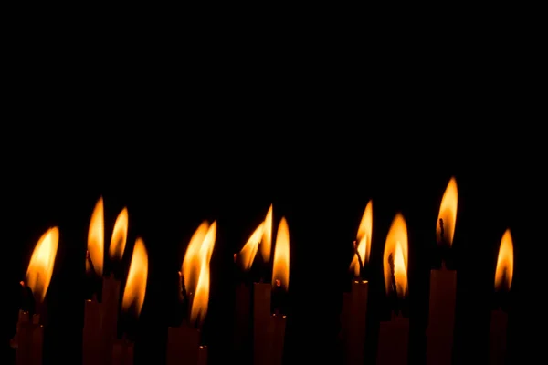 Molte Candele Natale Che Bruciano Notte Sullo Sfondo Nero Fiamma — Foto Stock