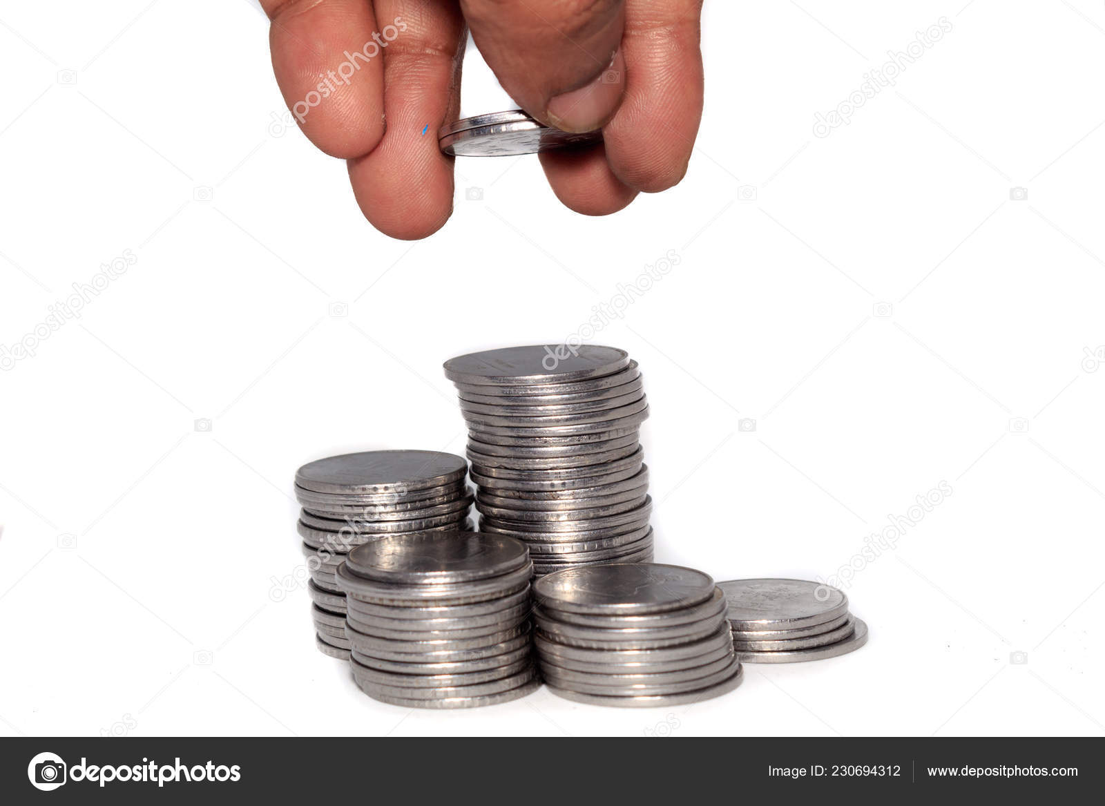 一个商人把硬币放在一堆硬币上投资和储蓄概念银行和汇兑对象——图库图片© SB_Stock #230694312