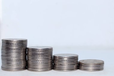 Stok yığını 2 Hint Rupisi metal para birimi izole edilmiş beyaz arka planda. Finansal, ekonomik, yatırım büyüme kavramı. Bankacılık ve takas objesi. Yakın çekim.