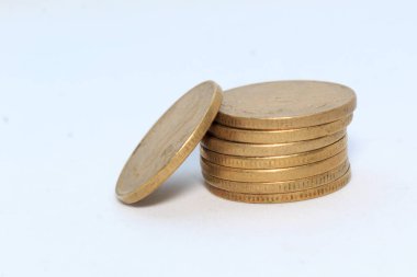 İzole edilmiş beyaz arka planda 5 Hint Rupisi madeni para yığını. Finansal, ekonomik, yatırım konsepti. Bankacılık ve takas objesi. Yakın çekim.