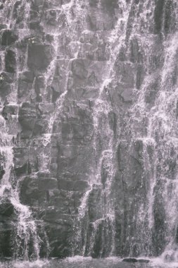 Şelale veya su cascade. Dağ kayalardan aşağı düşen akarsu. Doğal mevsimlik seyahat açık arka plan. 