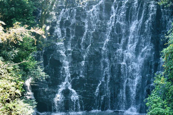 Waterval Water Trapsgewijs Streams Vanaf Berg Rotsen Vallen Natuurlijke Seizoensgebonden — Stockfoto