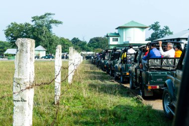 Kajiranga Ulusal Parkı, Assam, Hindistan, Asya, 6 Mayıs 2018: Kaziranga Milli Parkı 'nın dışında turist arabaları yoğun bir tatil zamanı için kuyruğa girdiler.