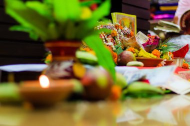 Seçici odaklanma. Diwali puja veya Laxmi puja evde kurulmuş. Petrol lambası ya da diya kraker, kuru meyve, Hint parası, çiçekler ve Tanrıça Laxmi 'nin heykeli Diwali gecesinde.