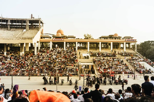 Wagha Gräns Amritsar Punjab India Juni 2017 Människor Tittar Sänkning — Stockfoto