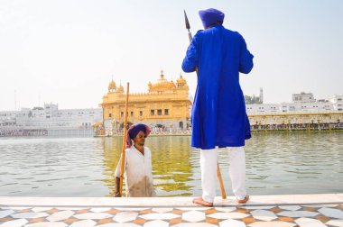 Amritsar, Hindistan - 16 Mayıs: Tanımlanamayan ayakta ve Amritsar, Hindistan 