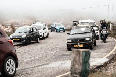 Pelling, Sikkim, Hindistan 16 Mayıs 2018: Himalaya dağ vadisine tırmanmak için turist araçları dizildi.