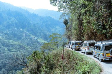 Pelling, Sikkim, Hindistan 16 Mayıs 2018: Himalaya dağ vadisine tırmanmak için turist araçları dizildi.