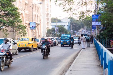 Yeni Alipore, Kalküta, 20 Aralık, 2018: şehirde akşam trafik, araba Otoban yol, trafik sıkışıklığı, Majerhat köprü düşmüş sonra cadde üzerinde. Calcutta'nın alternatif trafik koridoru köprüdür