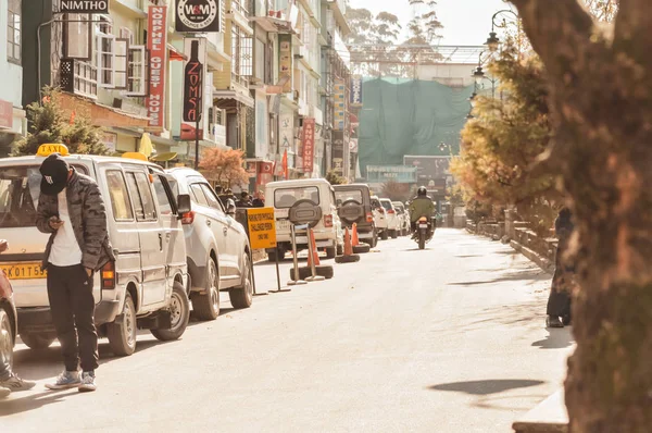Road Gangtok Sikkim Indien December 2018 Lyxbilar Parkerade Gatan Nära — Stockfoto