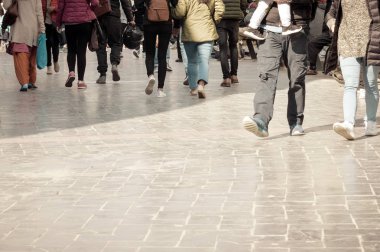 Sokak kalabalığın arasından yürüme. Bir kalabalık şehirde, sokakta yürürken insanlar geçerken yaya. Büyük şehir hayatı. Kalabalık yürüyüş - grup birlikte yürüyen insanların (hareket bulanıklığı)