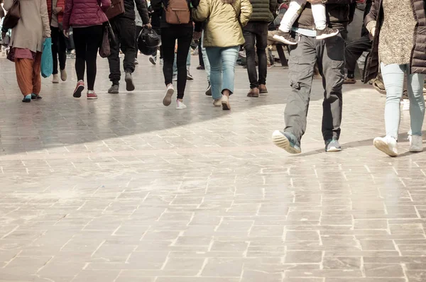 Sokak kalabalığın arasından yürüme. Bir kalabalık şehirde, sokakta yürürken insanlar geçerken yaya. Büyük şehir hayatı. Kalabalık yürüyüş - grup birlikte yürüyen insanların (hareket bulanıklığı)