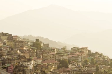 Gangtok şehrinin güzel manzara manzarası, Hindistan 'ın en büyük şehri Sikkim, Doğu Himalayalar' ın kuzeyindeki sıradağlarda yer alır..
