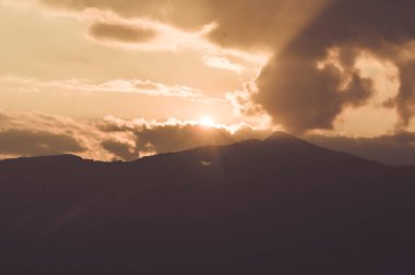 Turuncu gökyüzünde renkli bulutlarla gün batımının muhteşem manzaralı güzelliği. Sunset ve Sunrise 'ın Cennet Gökyüzü arkaplanı. Doğa bileşimi.