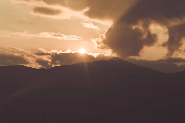 Herrliche Panoramische Landschaftliche Schönheit Des Sonnenuntergangs Mit Bunten Wolken Orangefarbenen — Stockfoto