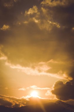 Turuncu gökyüzünde renkli bulutlarla gün batımının muhteşem manzaralı güzelliği. Sunset ve Sunrise 'ın Cennet Gökyüzü arkaplanı. Doğa bileşimi.