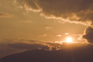 Turuncu gökyüzünde renkli bulutlarla gün batımının muhteşem manzaralı güzelliği. Sunset ve Sunrise 'ın Cennet Gökyüzü arkaplanı. Doğa bileşimi.