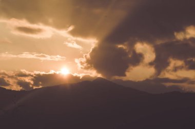 Turuncu gökyüzünde renkli bulutlarla gün batımının muhteşem manzaralı güzelliği. Sunset ve Sunrise 'ın Cennet Gökyüzü arkaplanı. Doğa bileşimi.