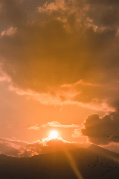 파노라마는 주황색 하늘에 구름이 광경의 아름다운 아름다움을 보여준다 하늘을 배경으로 — 스톡 사진