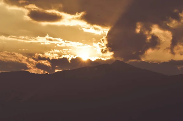 Herrliche Panoramische Landschaftliche Schönheit Des Sonnenuntergangs Mit Bunten Wolken Orangefarbenen — Stockfoto