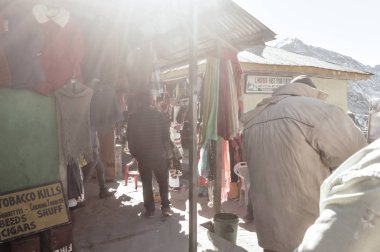 Tsomgo Gölü, Gangtok, Sikkim, 26 Aralık 2018: Turistler Changu Gölü 'ne giderken kiralık bir dükkanda giyilen kışlık giysilerden kalın kıyafetler (su geçirmez ceketler ve botlar) alıyorlar. Seçici Odaklanma