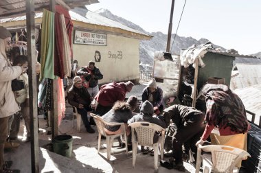 Tsomgo Gölü, Gangtok, Sikkim, 26 Aralık 2018: Turistler Changu Gölü 'ne giderken kiralık bir dükkanda giyilen kışlık giysilerden kalın kıyafetler (su geçirmez ceketler ve botlar) alıyorlar. Seçici Odaklanma