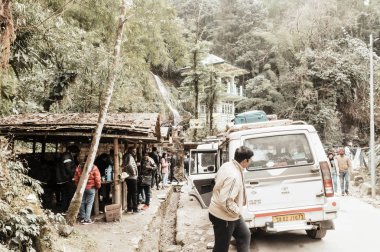 Lachung, Sikkim, Gangtok, Hindistan, 1, Ocak 2019: kelebek şelaleler veya yedi kız kardeş şelaleler yakınındaki bir sakatlık yol yolu üzerinde Lachung için alan turist insanlar. Sonbahar değişiklikleri yön yedi kez.