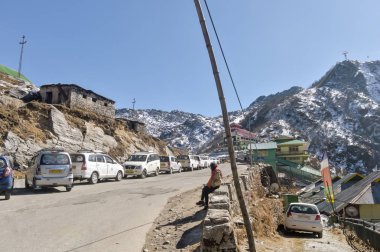 Nathula Pass, Gangtok, Sikkim, 1 Ocak 2019: Doğu Sikkim 'deki Himalayalar' da Nathu La Chinese dağ geçidi yolunda park halindeki turist arabası. Hindistan devleti Sikkim 'i Çin Tibet Bölgesi' ne bağlıyor.