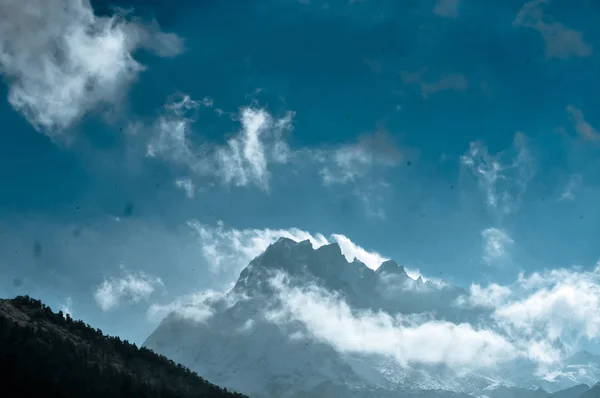 高山峰顶 坎城君加山美丽的背景照片 山脚上散落着厚厚的云彩 Yumthang Valley North Sikkim — 图库照片