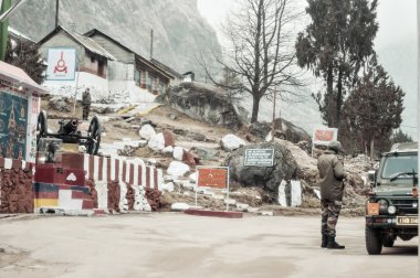 Nathu La, Sikkim, Jan 2019: Hint post 14.500 Ft yüksek dağ geçidi Hint Nepal ve Hint Bhutan sınır bölgesi tarafa doğru Himalaya yollar 