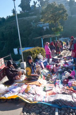 Batasia döngü, Darjeeling, 2 Ocak 2019: esnaf ile demiryolu hatları, onların küçük derme çatma kabinlerde şal onların iş büyük çeviklik ve hız ile oyuncak tren geldiğinde.