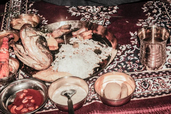 Annaprashan 儀式または Mukhe Bhaat の伝統的な最初固体餌ターリー料理 初めて赤ちゃんが西ベンガル州と Kerela で特に人気のある固形食の最初の一口を体験で — ストック写真