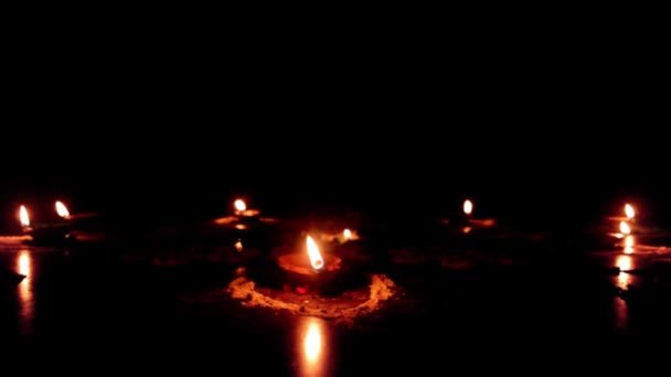 深油灯 迪帕瓦利或迪瓦里油泥灯 万圣节装饰和烛光特写镜头在黑暗的夜晚背景 — 图库视频影像