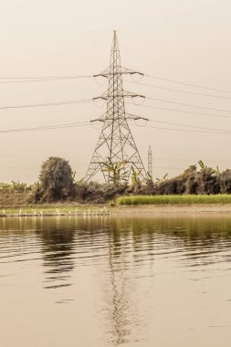 Bir iletim kulesi veya güç kulesi (Birleşik Krallık, Kanada ve Avrupa 'nın bazı bölgelerinde elektrik pilonu veya elektrik pilonu), bir çelik kafes kulesi, başlık güç hattını desteklemek için kullanılır..