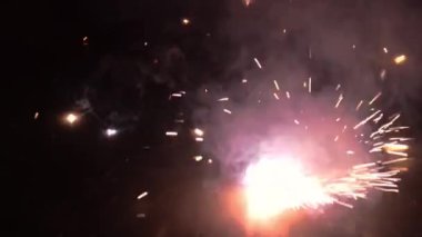 Kestane fişeği Diwali festivali sezonunda yaktı. Gerçek kızıl alevler karanlıkta ışık siyah zemin üzerine yanan bir maytap.