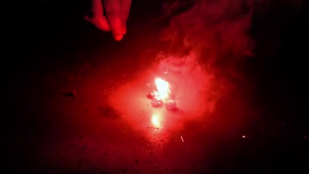 用火花点燃一颗樱桃炸弹 在迪瓦里的节日里放鞭炮 有选择地专注于火花或爆竹 快乐的迪瓦里概念 — 图库视频影像