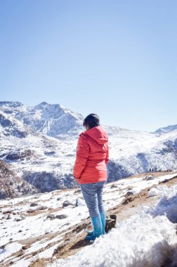 Uzun yürüyüşe çıkan kimse kadın geri bir Himalaya dağ herhangi bir zamanda bölgenin tepesine yürüyüş sonra duran kırmızı elbise sırayla. Başarı, özgürlük, başarı kavramı. Oda alan metni kopyalamak için Ocak takvim.