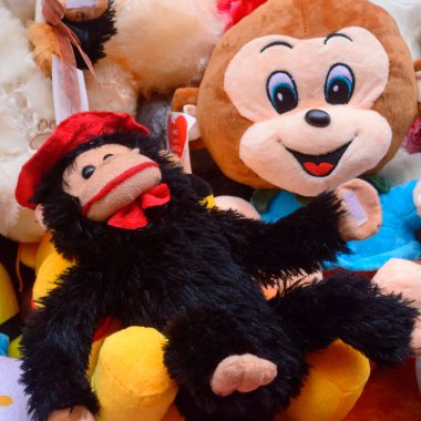 Noel kutlamalarında el yapımı oyuncak bebek dekoru. Dekoratif nesnenin Sevgililer Günü bayramı desenli tasarımı. Arkaplan, arkaplan, doku veya dekorasyon konsepti. Stüdyo çekimi, kapat..