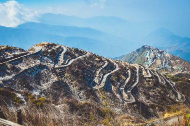 Zuluk tepesi Thambi Manzara Noktası 'ndan İpek Yolu' nun geçiş noktası. Yol 32 viraj yapıyor. Sikkim 'de Himalaya' nın engebeli arazisinde. Tibet 'ten Hindistan' a Tarihi İpek Yolu.