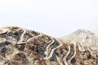 Zuluk tepesi İpek Yolu 'nun geçiş noktası. Zuluk 'tan geçen yol akciğerlerine ulaşmak için 32 viraj alıyor. Sikkim 'de Himalaya' nın engebeli arazisinde 10.100 feet yükseklikte yer almaktadır.